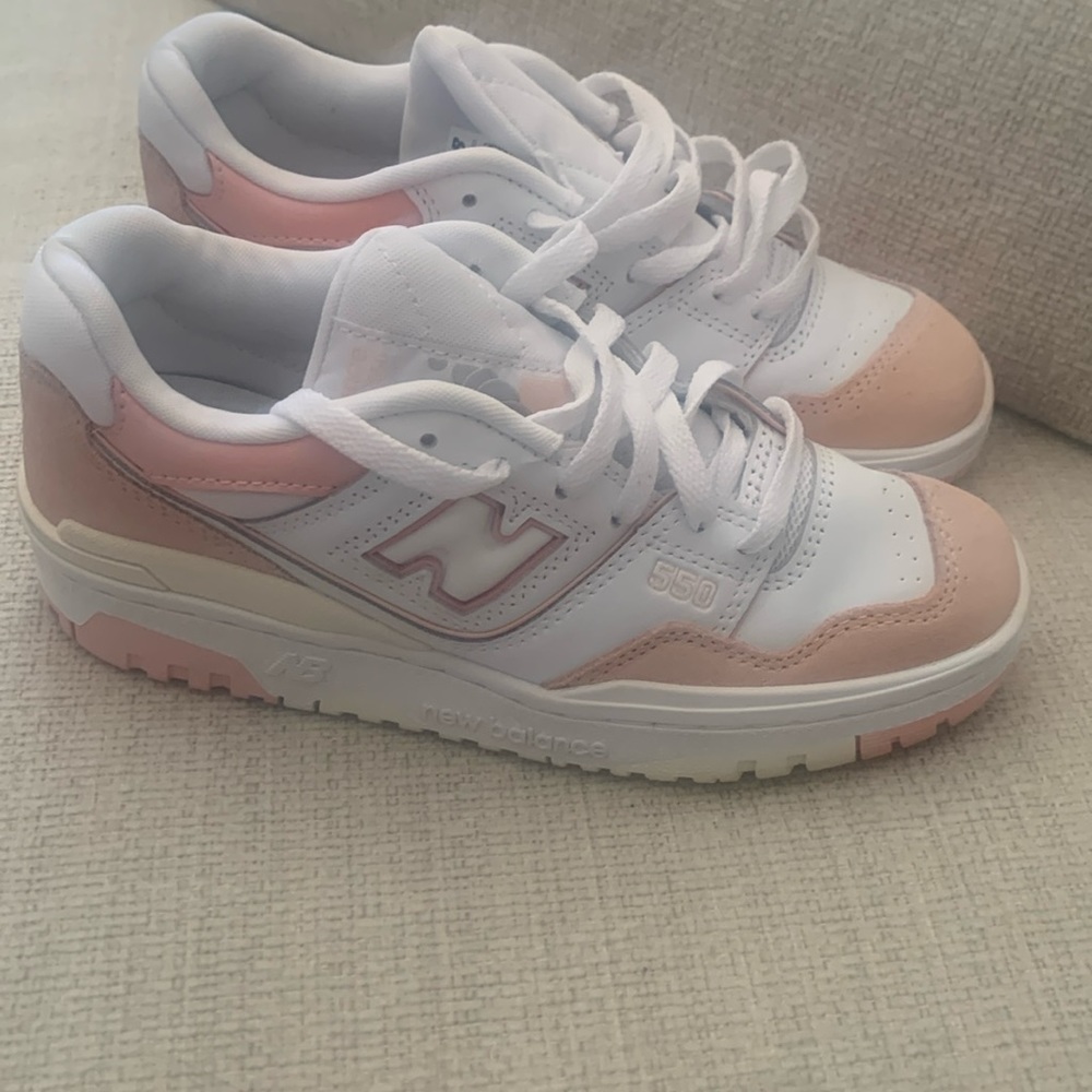 NWOT  6/6.5 women 4.5 youth US size 550 NEW BALANCE